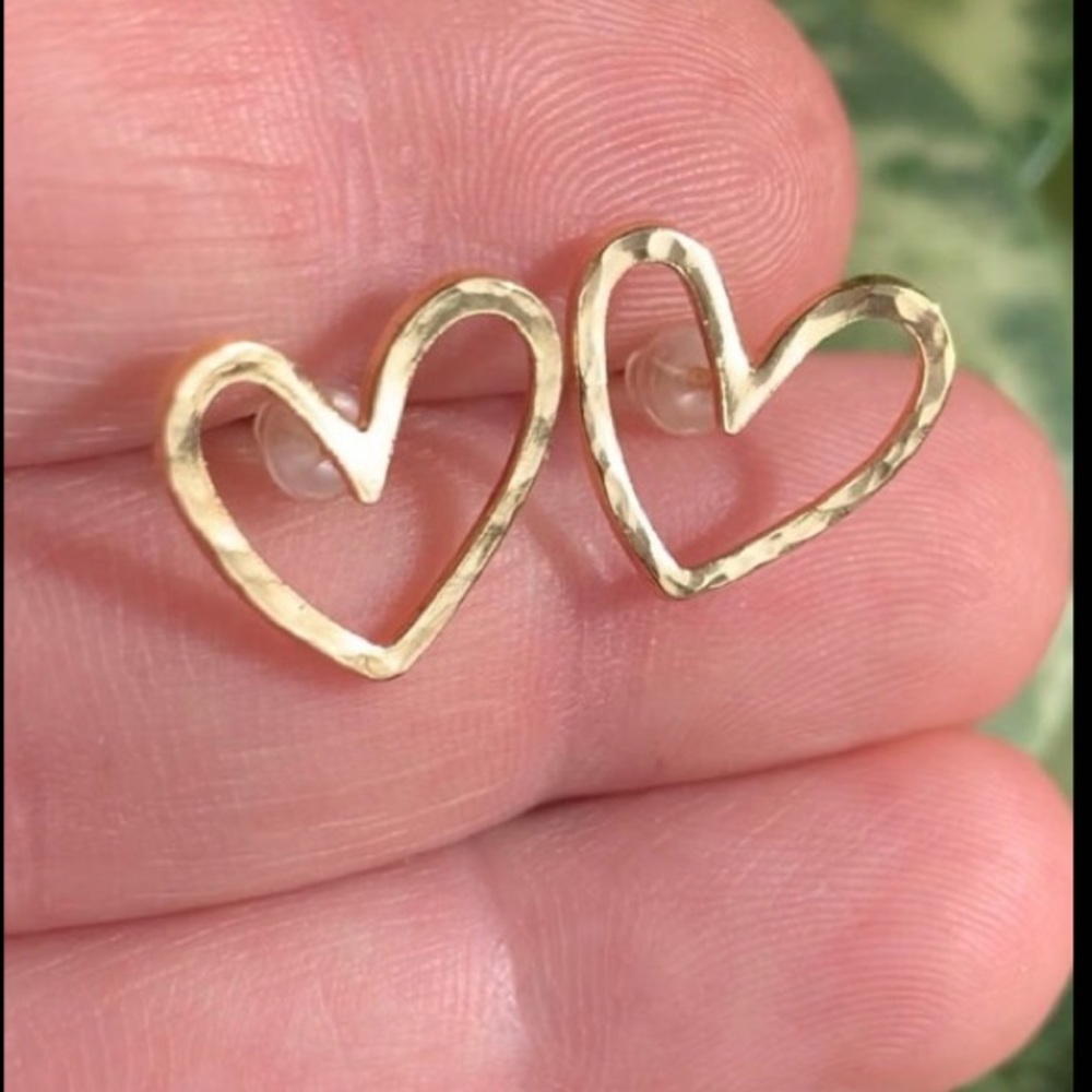 18K Hammered Gold Heart Studs 💕 Handcrafted 💕 Gift for Her 💕 Mothers Day